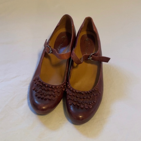 Earthies Red Heels - Picture 1 of 5